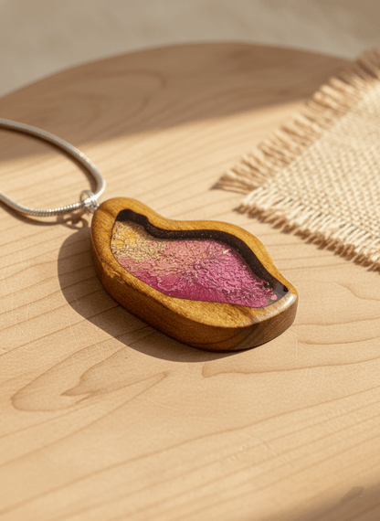 Colgante artesanal “Núcleo” – Madera y resina
