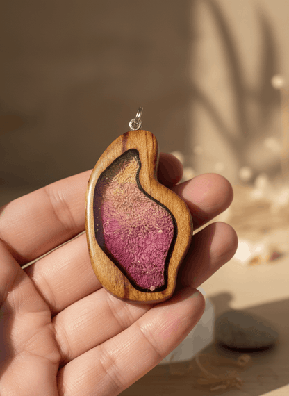 Colgante artesanal “Núcleo” – Madera y resina