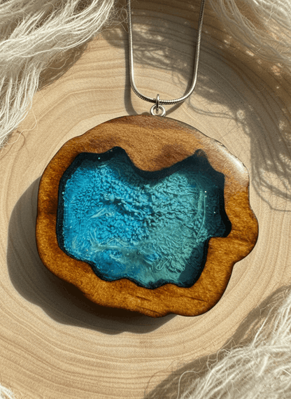 Colgante artesanal “Origen” – Madera y resina