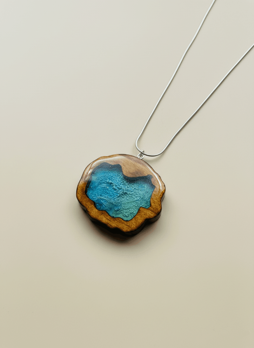 Colgante artesanal “Origen” – Madera y resina