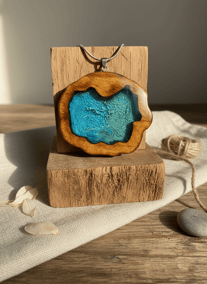 Colgante artesanal “Origen” – Madera y resina