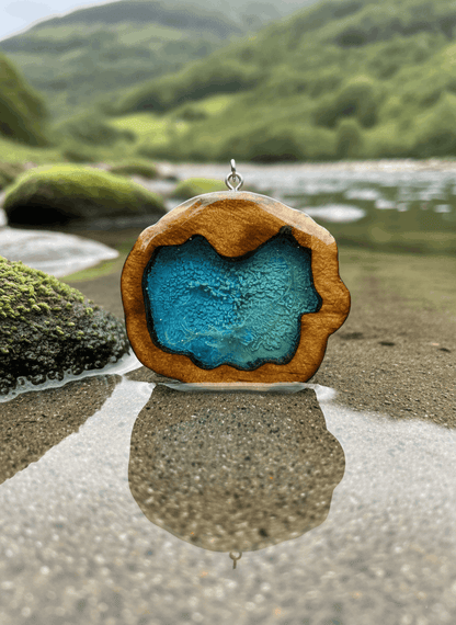 Colgante artesanal “Origen” – Madera y resina
