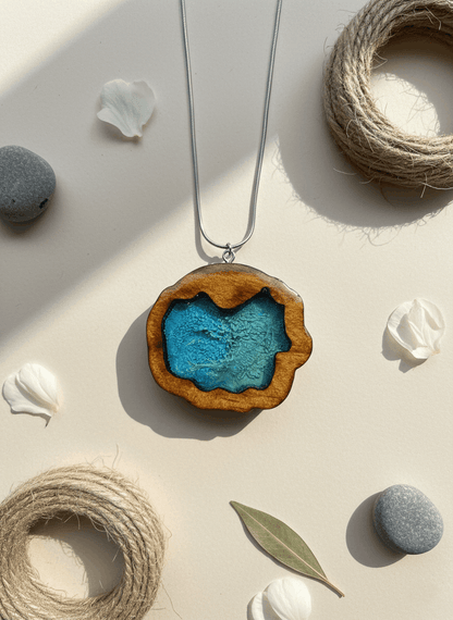 Colgante artesanal “Origen” – Madera y resina