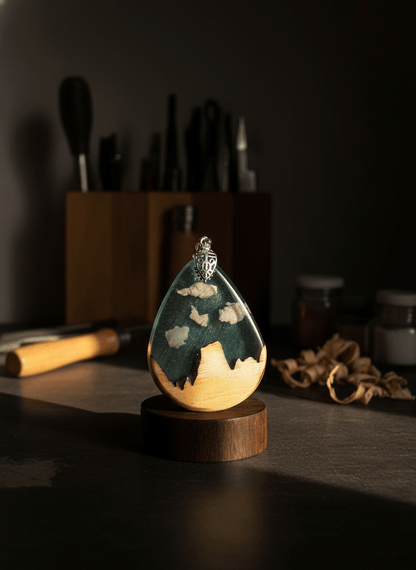 Colgante artesanal Picu Urriellu en madera y resina – Madera clara