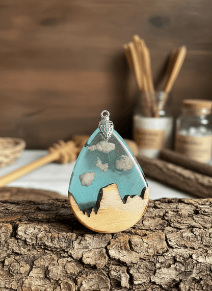 Colgante artesanal Picu Urriellu en madera y resina – Madera clara