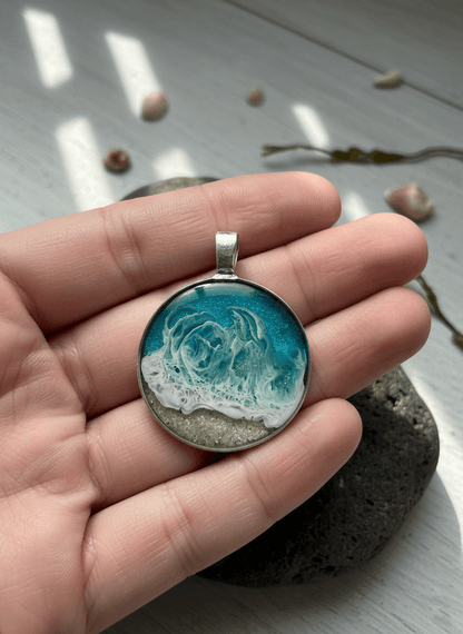Colgante artesanal “Playa” – Madera y resina