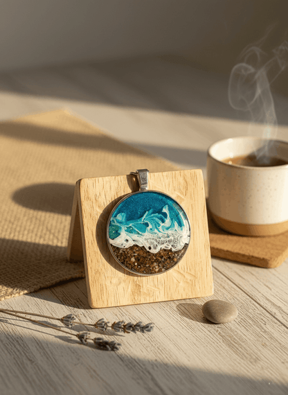 Colgante artesanal “Playa” – Madera y resina