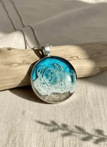 Colgante artesanal “Playa” – Madera y resina