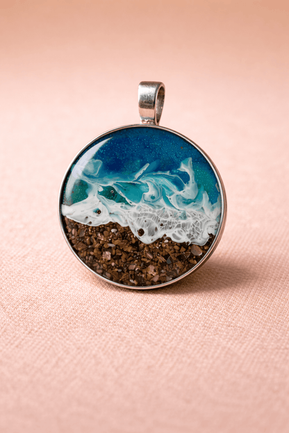 Colgante artesanal “Playa” – Madera y resina