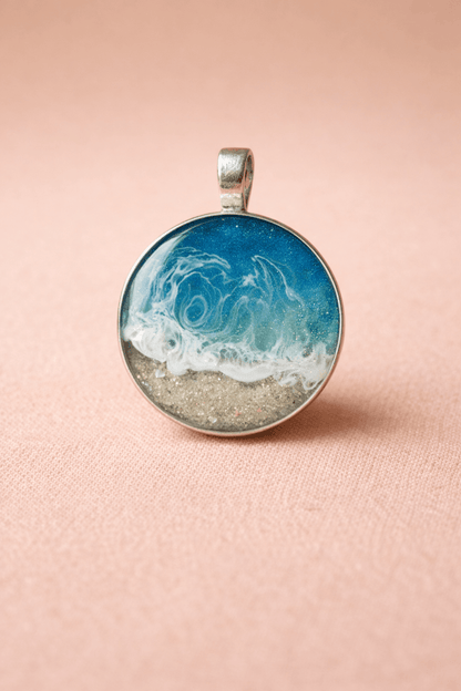 Colgante artesanal “Playa” – Madera y resina