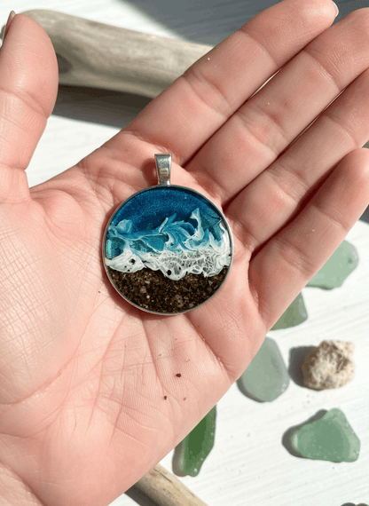 Colgante artesanal “Playa” – Madera y resina