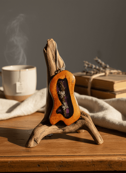 Colgante artesanal “Refugio” – Madera y resina