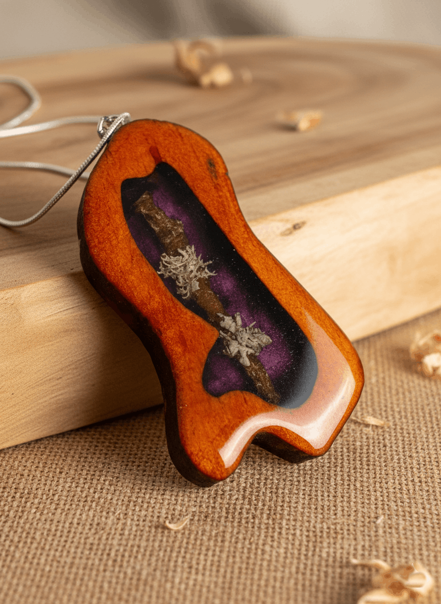 Colgante artesanal “Refugio” – Madera y resina