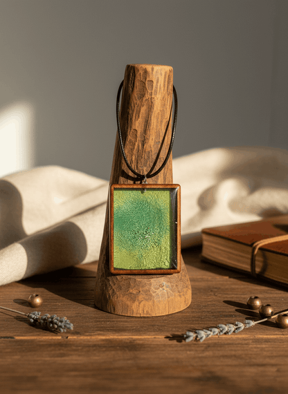 Colgante artesanal “Savia” – Madera y resina