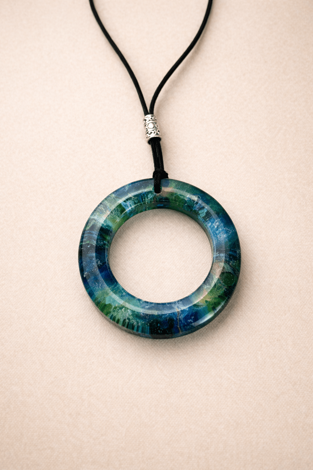 Colgante artesanal “Umbral” – Resina