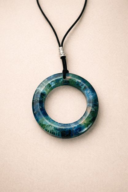 Colgante artesanal “Umbral” – Resina