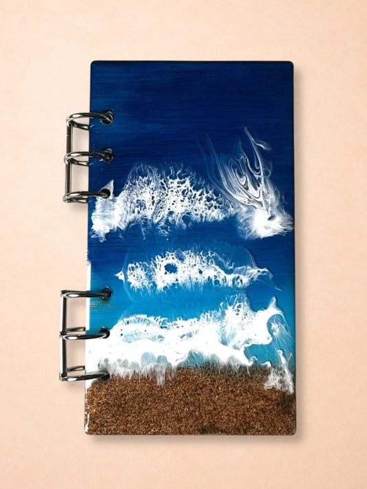 Libreta artesanal A6 “Mar Cantábrico” – Madera pintada a mano y resina