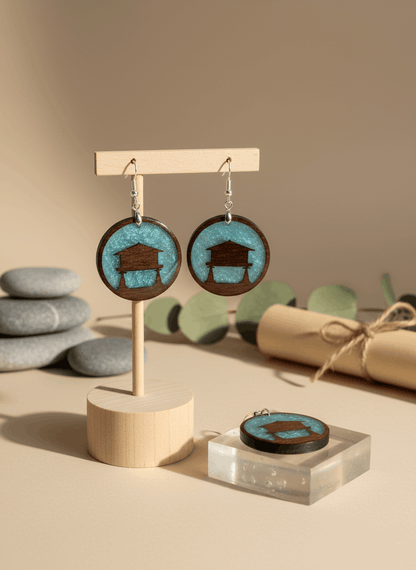 Pendientes artesanales hórreo asturiano en madera y resina
