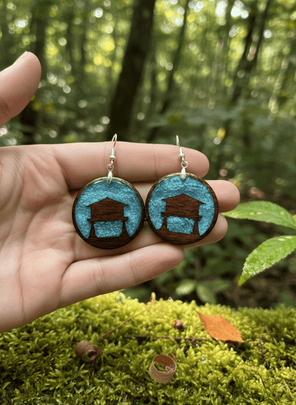 Pendientes artesanales hórreo asturiano en madera y resina