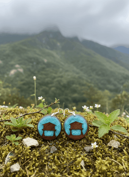 Pendientes artesanales hórreo asturiano en madera y resina