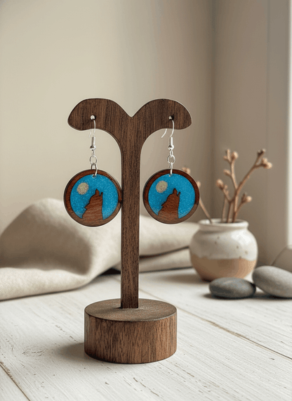 Pendientes artesanales homenaje al lobo ibérico – Madera y resina