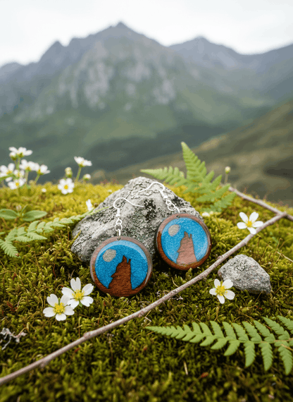Pendientes artesanales homenaje al lobo ibérico – Madera y resina