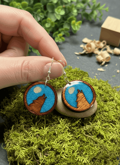 Pendientes artesanales homenaje al lobo ibérico – Madera y resina