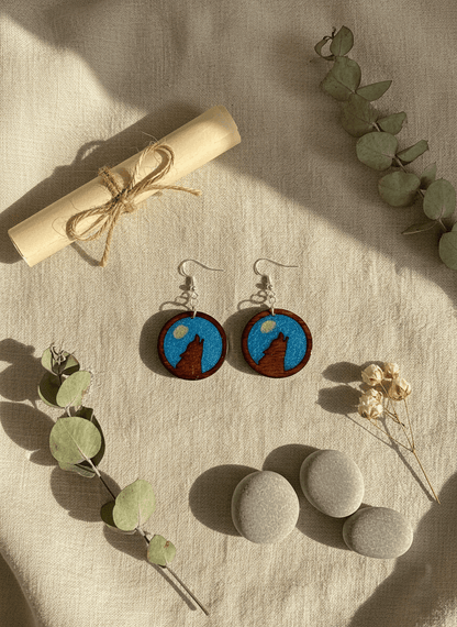 Pendientes artesanales homenaje al lobo ibérico – Madera y resina