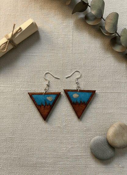Pendientes artesanales montañas asturianas – Madera y resina