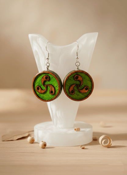 Pendientes artesanales trisquel – Madera y resina pintados a mano