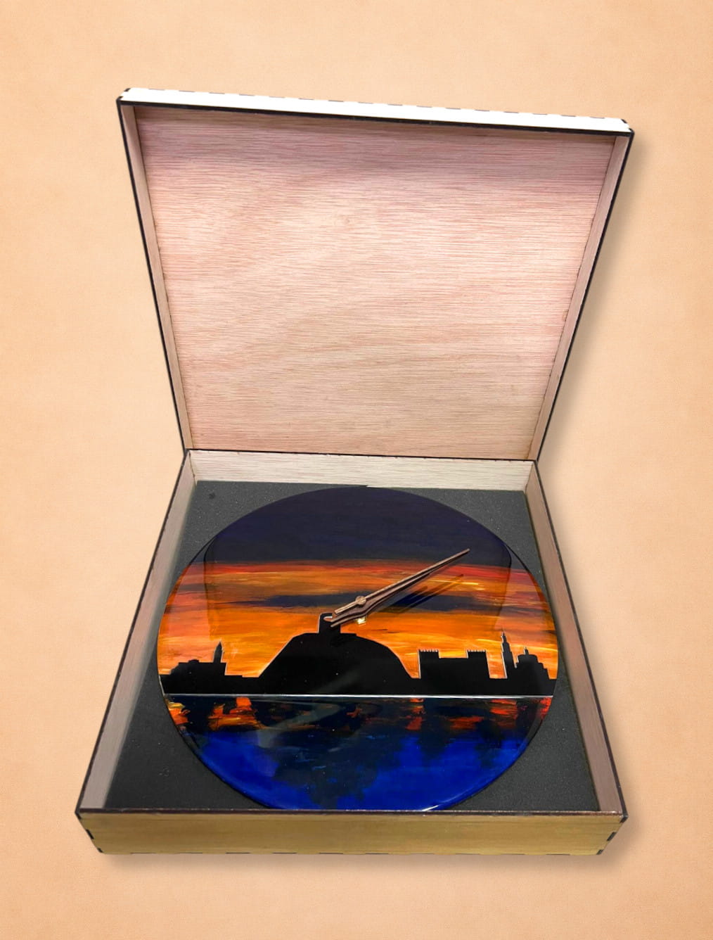 Reloj artesanal skyline de Gijón pintado a mano – Pieza única