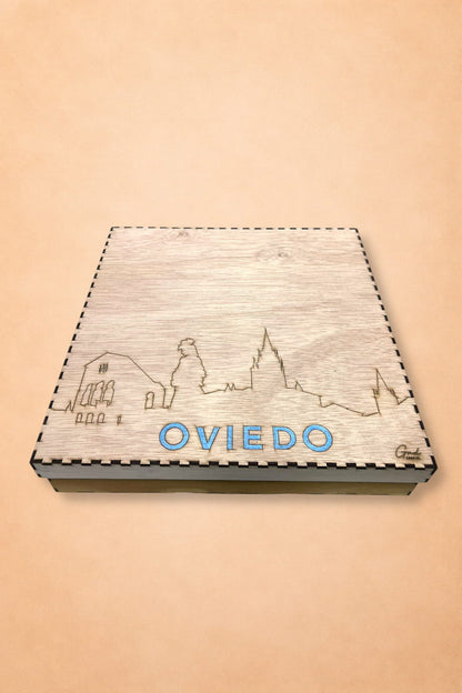 Reloj artesanal de madera skyline de Oviedo