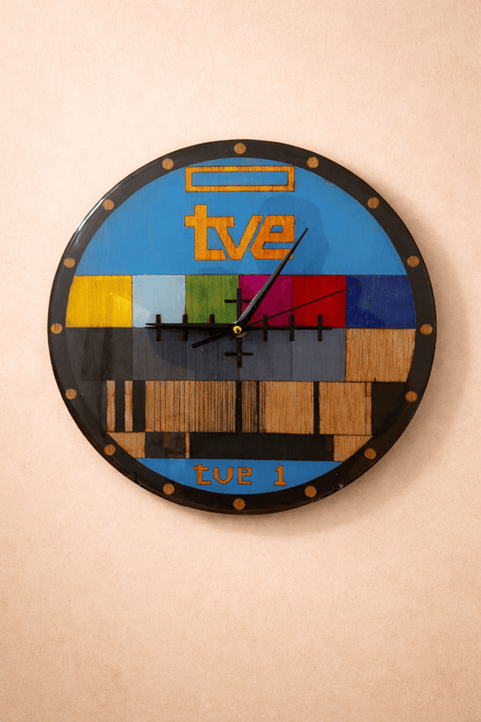 Reloj de pared Carta de Ajuste · Madera grabada y pintada a mano