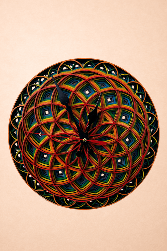 Reloj mándala artesanal multicapa pintado a mano en madera – Pieza única