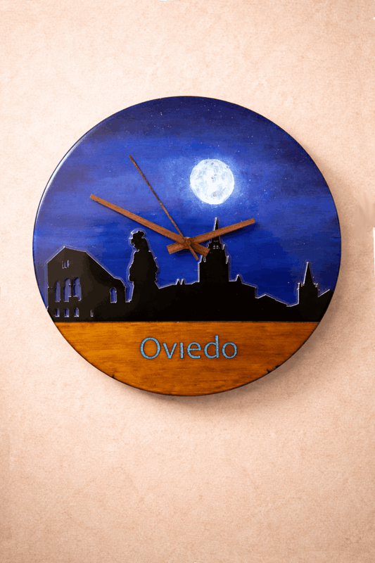 Reloj artesanal de madera skyline de Oviedo