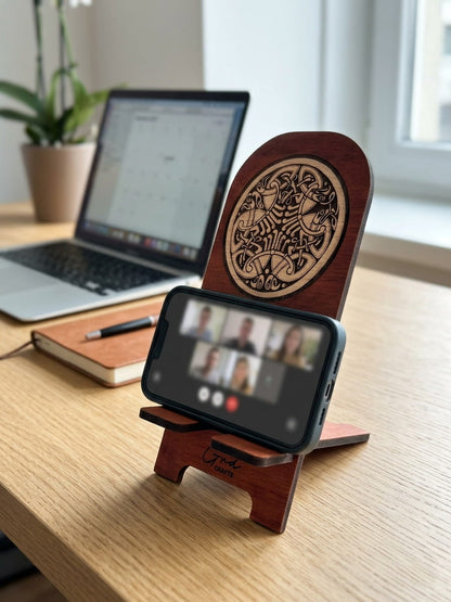 Soporte para móvil de madera grabado – diseño celta artesanal