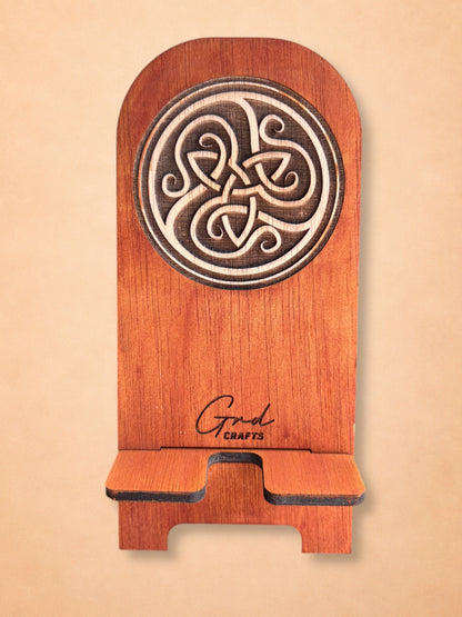 Soporte para móvil de madera grabado – diseño celta artesanal