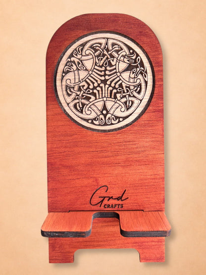 Soporte para móvil de madera grabado – diseño celta artesanal