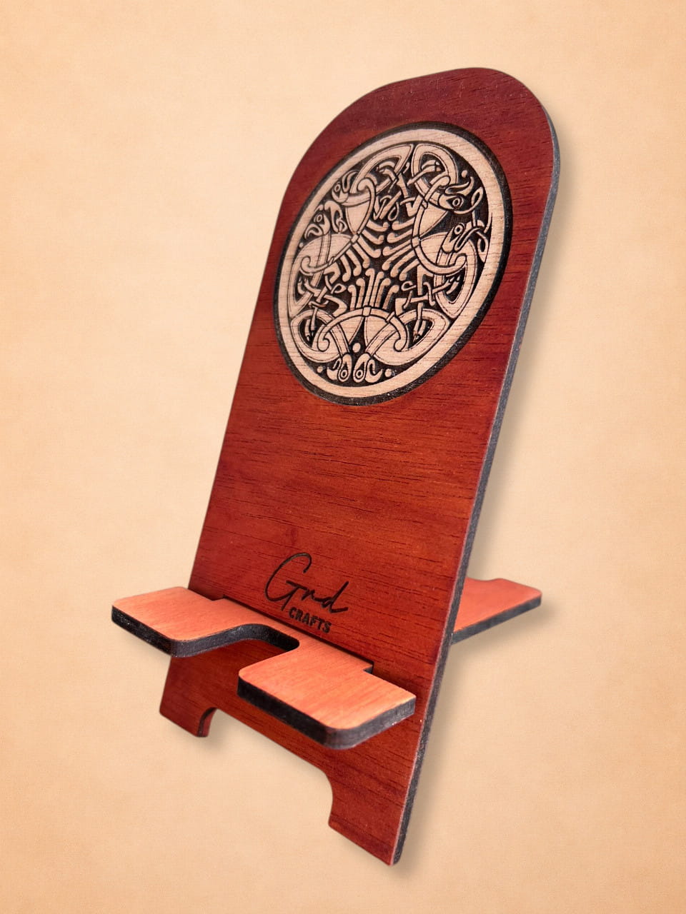 Soporte para móvil de madera grabado – diseño celta artesanal