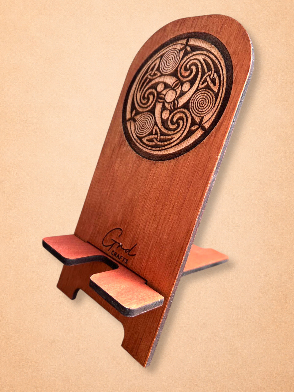 Soporte para móvil de madera grabado – diseño celta artesanal