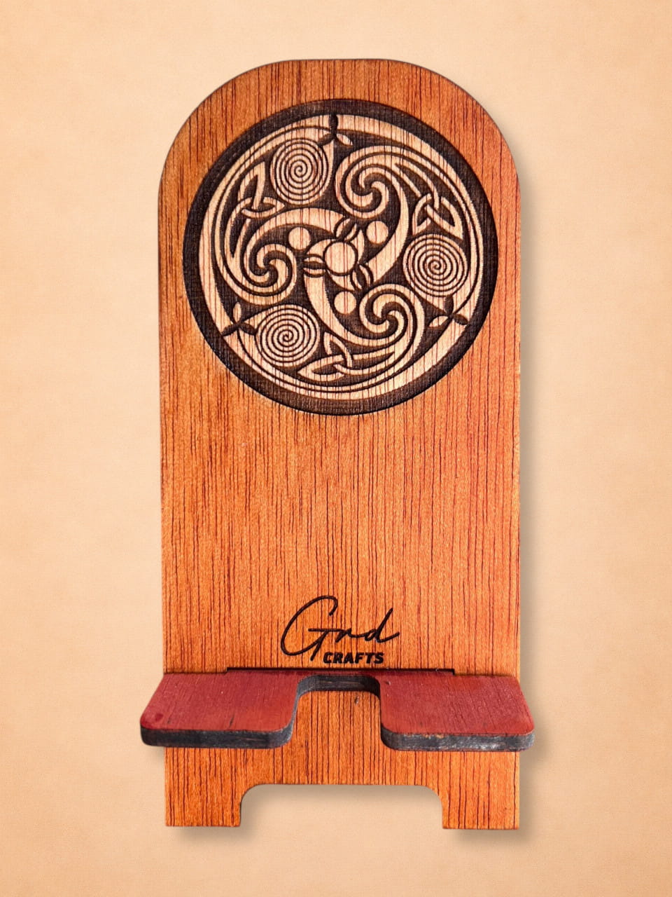 Soporte para móvil de madera grabado – diseño celta artesanal