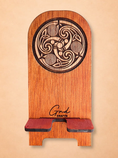 Soporte para móvil de madera grabado – diseño celta artesanal