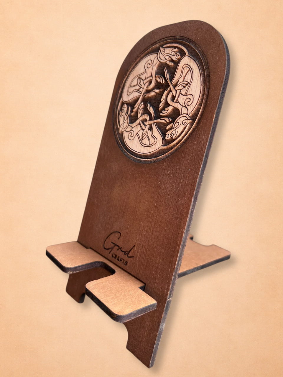 Soporte para móvil de madera grabado – diseño celta artesanal