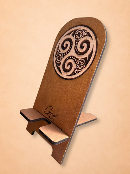 Soporte para móvil de madera grabado – diseño celta artesanal