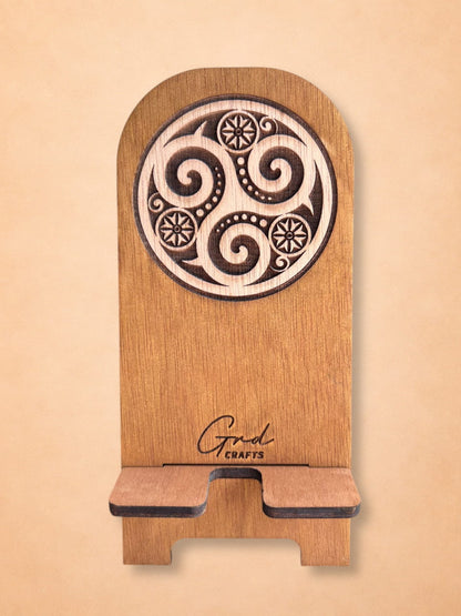 Soporte para móvil de madera grabado – diseño celta artesanal